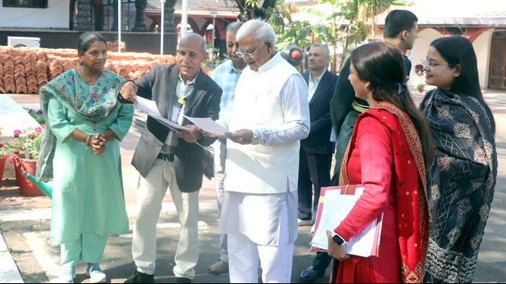 राज्यपाल श्री पटेल ने विजेता गुलाब के पुष्पों का किया अवलोकन
